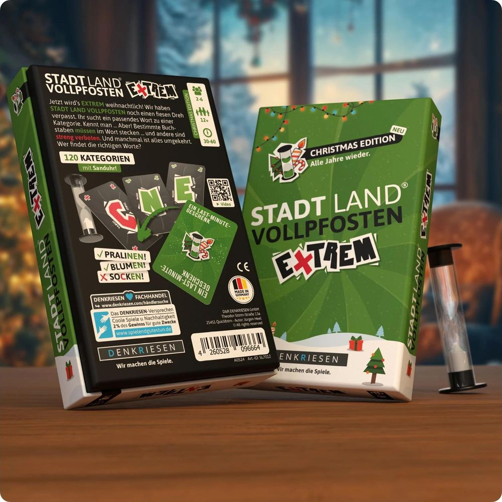 Due scatole di gioco "Stadt Land Vollpfosten EXTREM" a tema natalizio, una aperta.