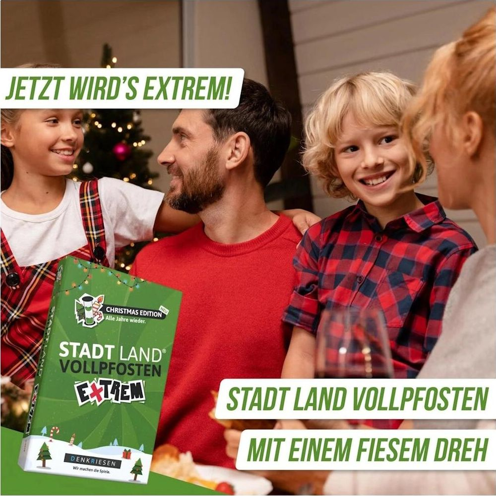 Famiglia gioca gioco da tavolo a Natale. Scatola gioco verde con testo.