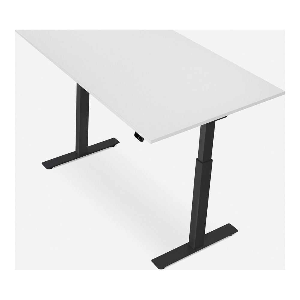 Ein weißer Schreibtisch mit schwarzem Metallgestell, der höhenverstellbar ist.