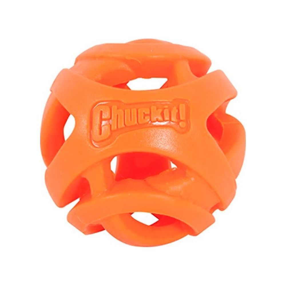 Una palla giocattolo arancione Chuckit! per cani con ritagli.