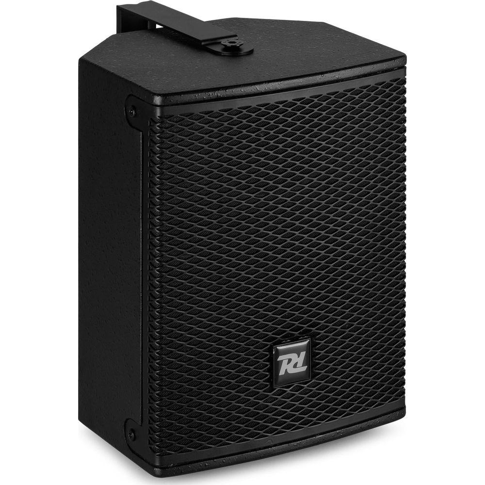 Altavoz negro con rejilla frontal y logo RL, fondo blanco.