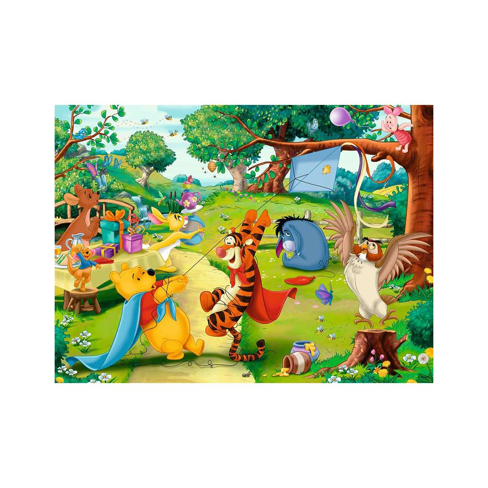 Kubuś Puchatek, Tygrys, Świnka i Sowa bawią się w lesie. Widoczne prezenty i miód.