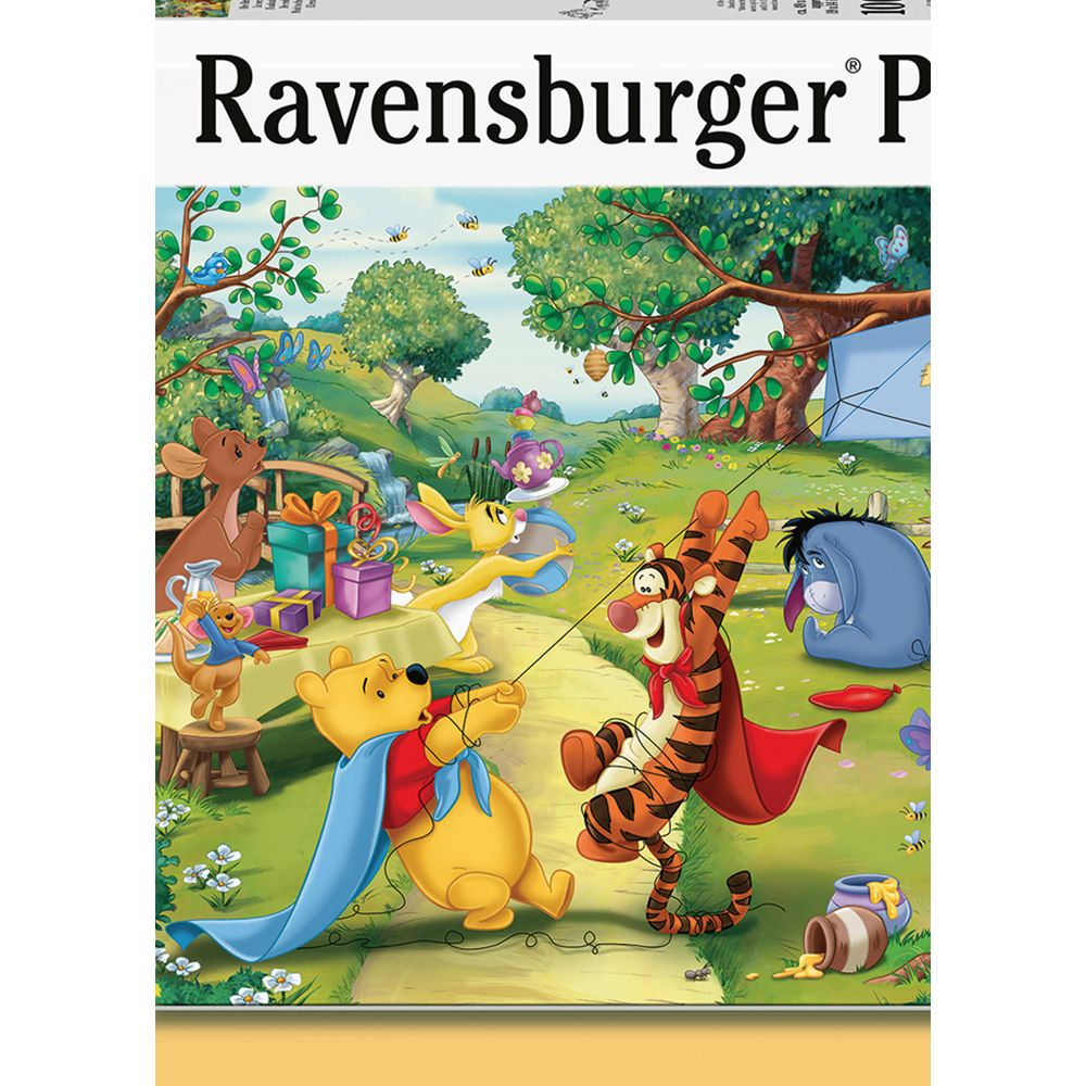 Kubuś Puchatek, Tygrys i przyjaciele świętują na zewnątrz. Widoczne prezenty, staw i pszczoły.