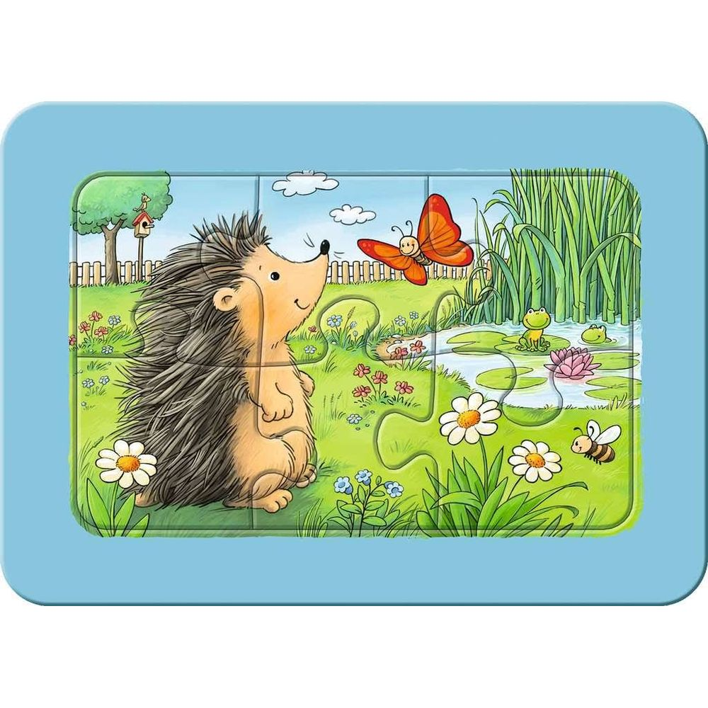 Ein Igel schaut zu einem Schmetterling auf, Frösche im Teich, Blumen auf Gras.