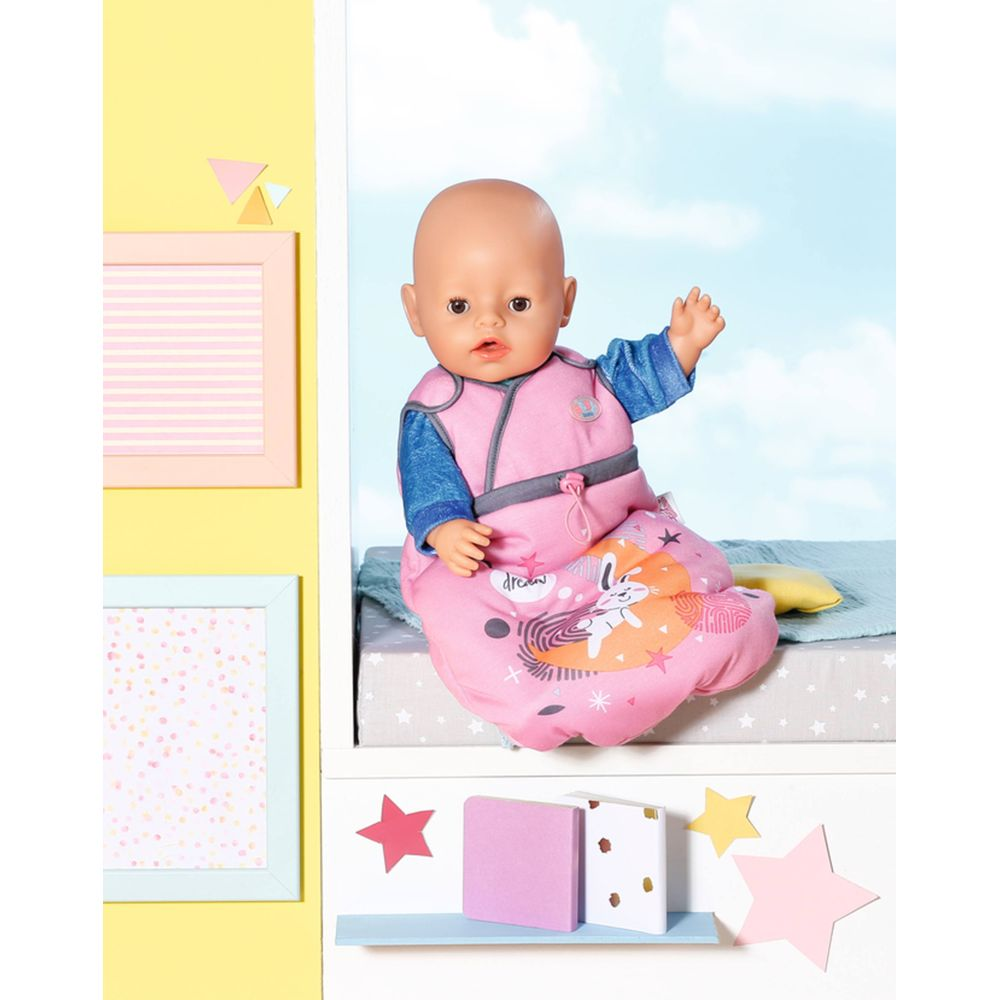 Muñeca bebé en saco de dormir rosa con estampado de conejito.