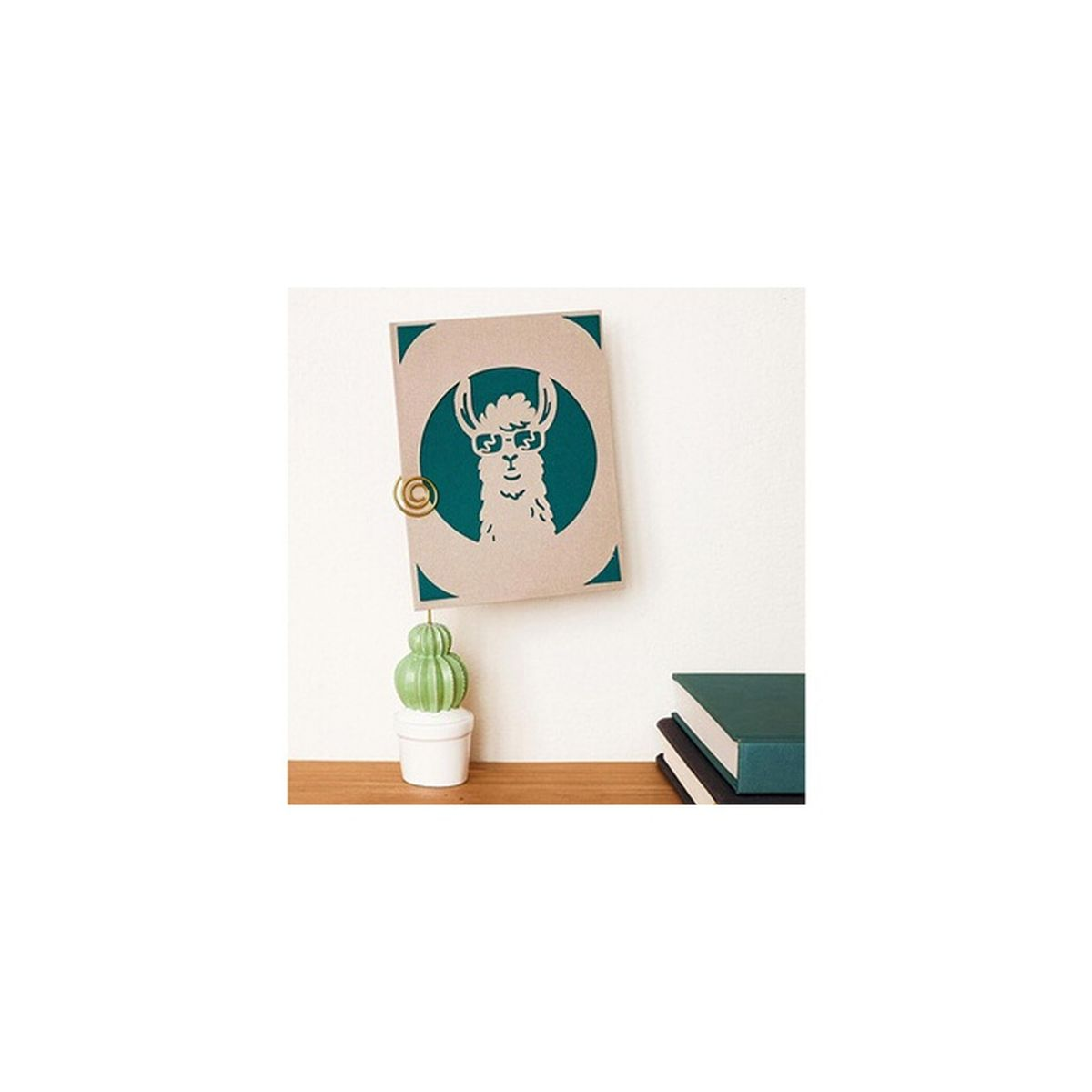 Un biglietto con un lama che indossa occhiali, vicino a un cactus e libri.