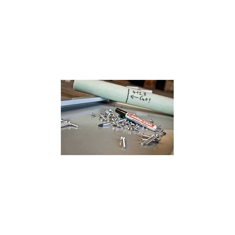 Schrauben und ein Stift liegen auf einer Metalloberfläche neben einer Rolle.