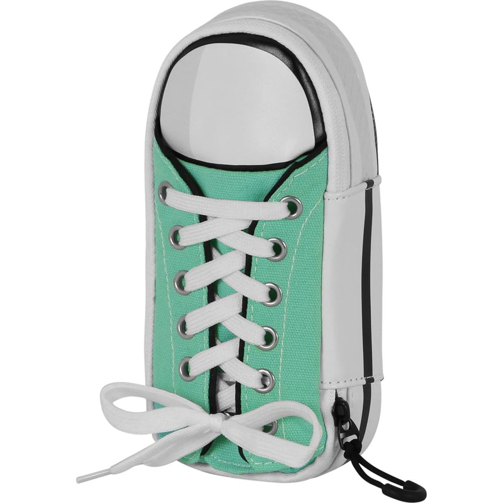 Ein türkisgrüner Sneaker-Stiftehalter mit weißen Schnürsenkeln und einer weißen Zehenkappe.