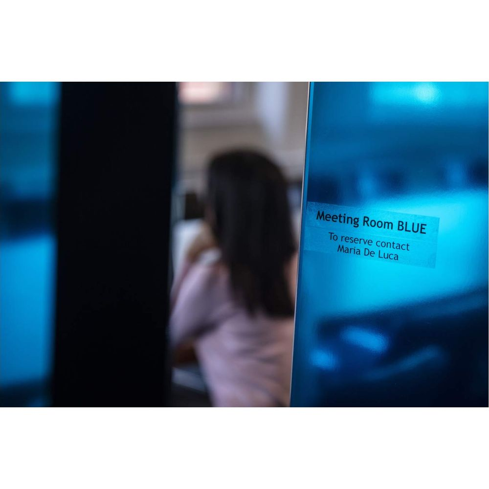 Ein blauer Aufkleber auf einer Glastür mit der Aufschrift „Meeting Room BLUE“.