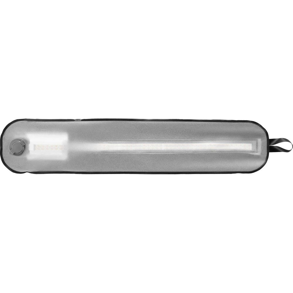 Prostokątne, srebrne światło z czarną ramką leży poziomo w czarnym etui.