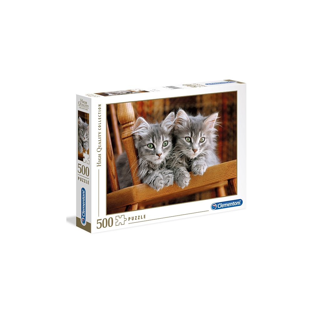 Dwa szare kociaki siedzą na drewnianym krześle.