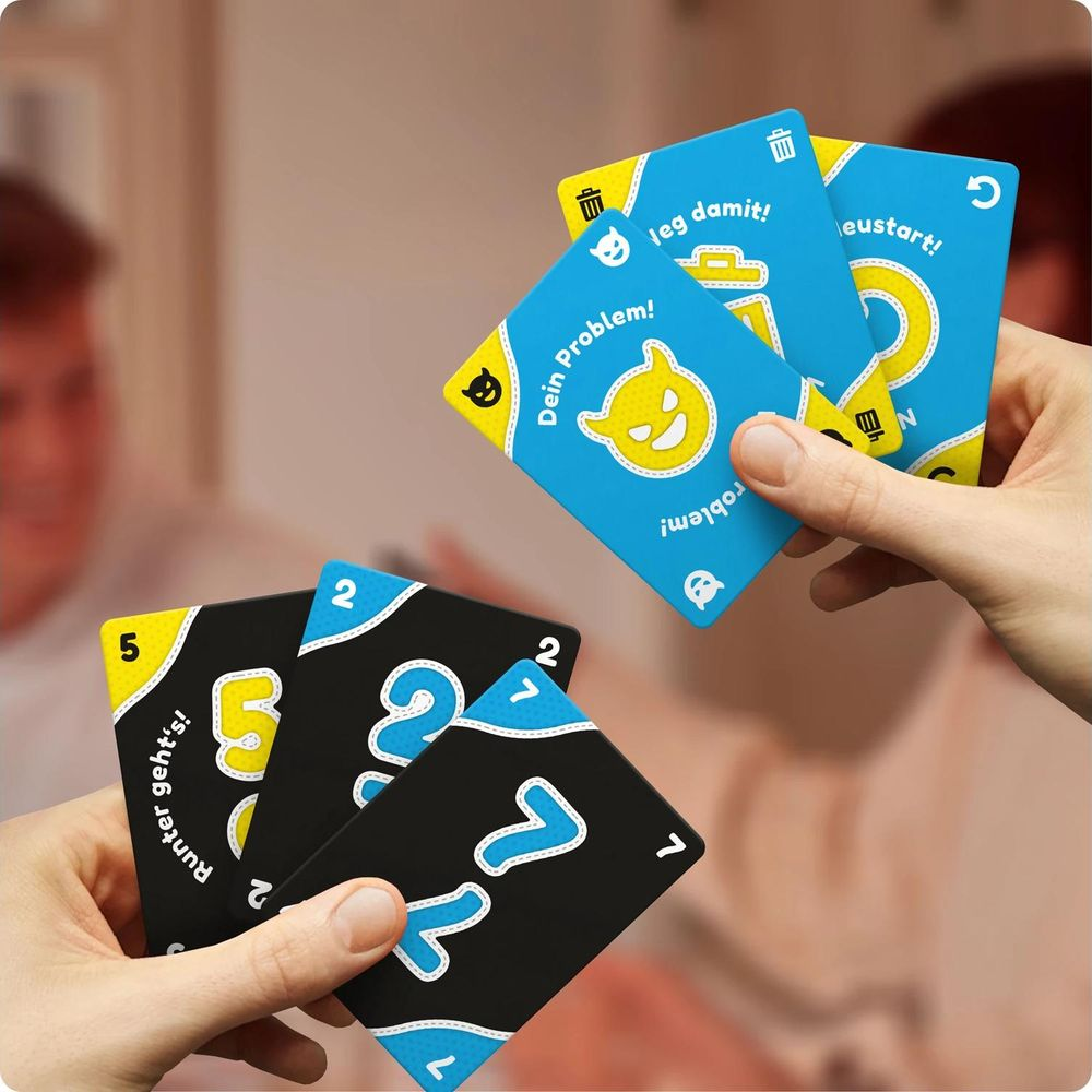 Hände halten Spielkarten mit Zahlen und Texten wie "Dein Problem!".