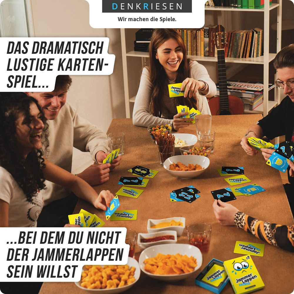Personen spielen ein Kartenspiel mit Snacks und Getränken am Tisch.
