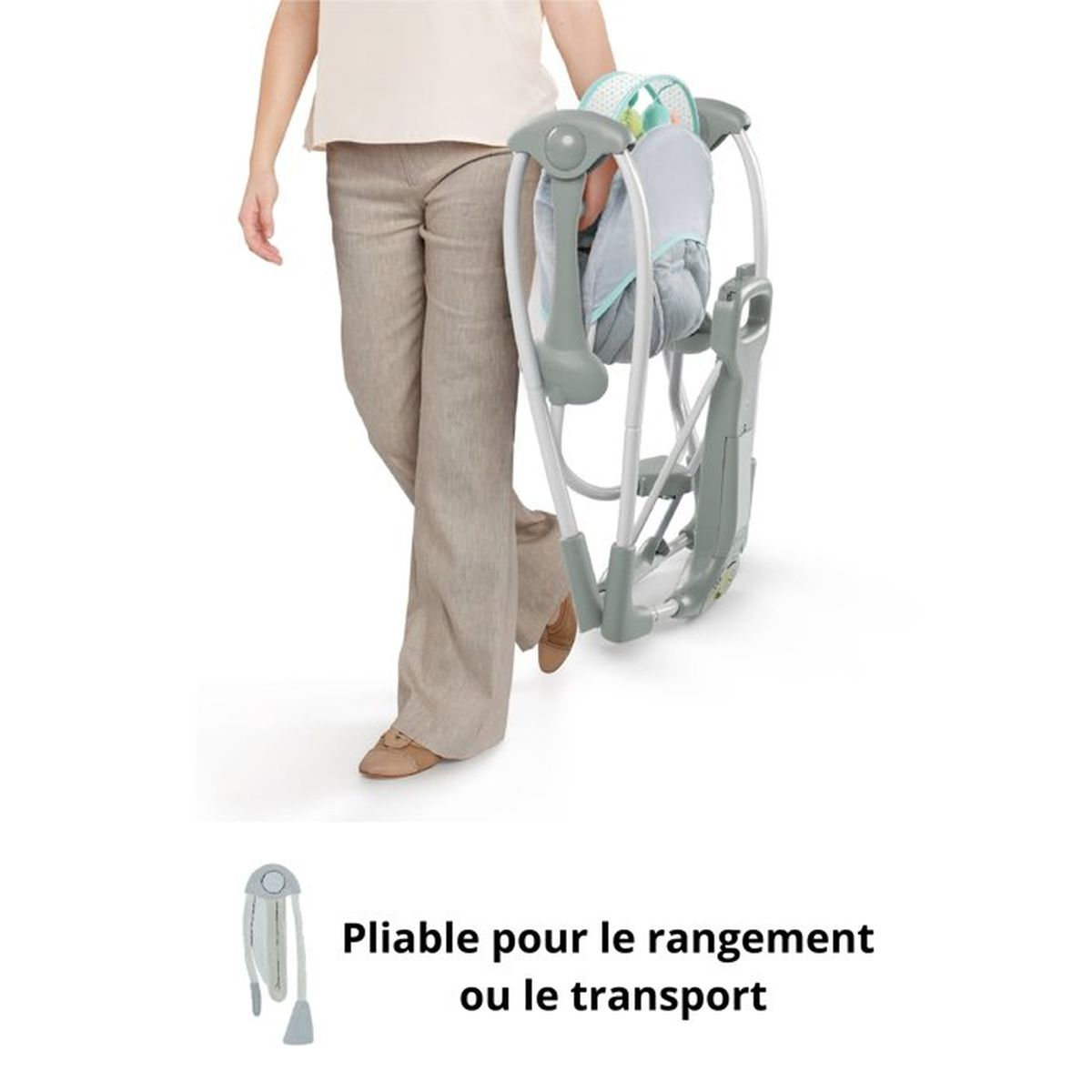 Eine Person trägt einen zusammenklappbaren Baby-Schaukelsitz.