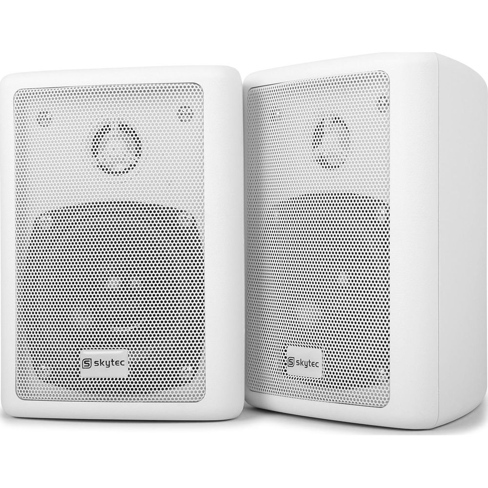 Dos altavoces blancos Skytel están uno al lado del otro sobre una superficie blanca.