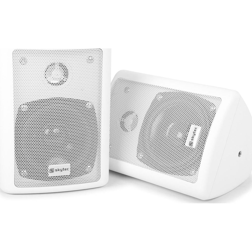 Dos altavoces blancos Skytel están uno al lado del otro, uno ligeramente inclinado hacia atrás.