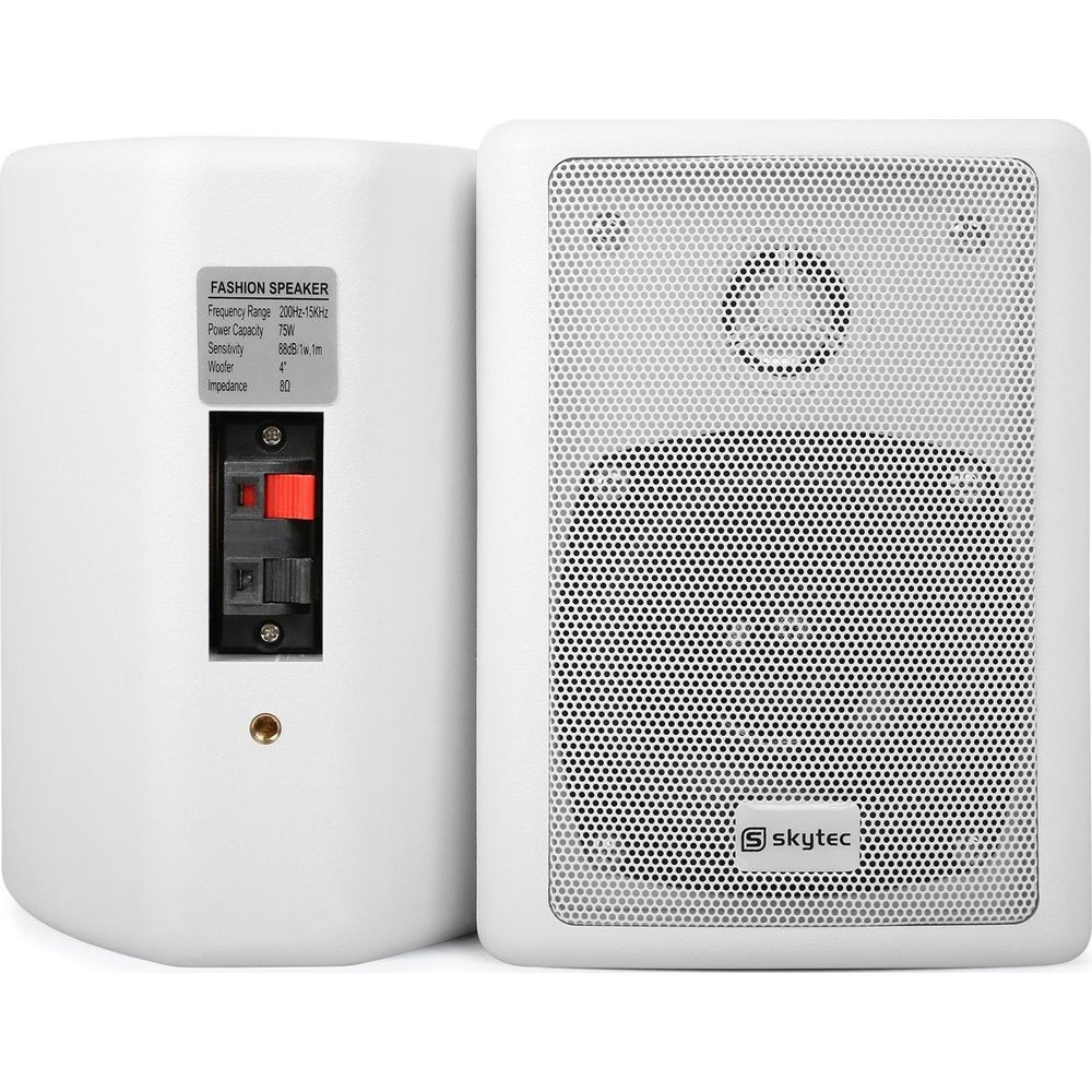 Dos altavoces blancos de moda. Uno muestra el panel trasero con terminales de entrada y especificaciones.