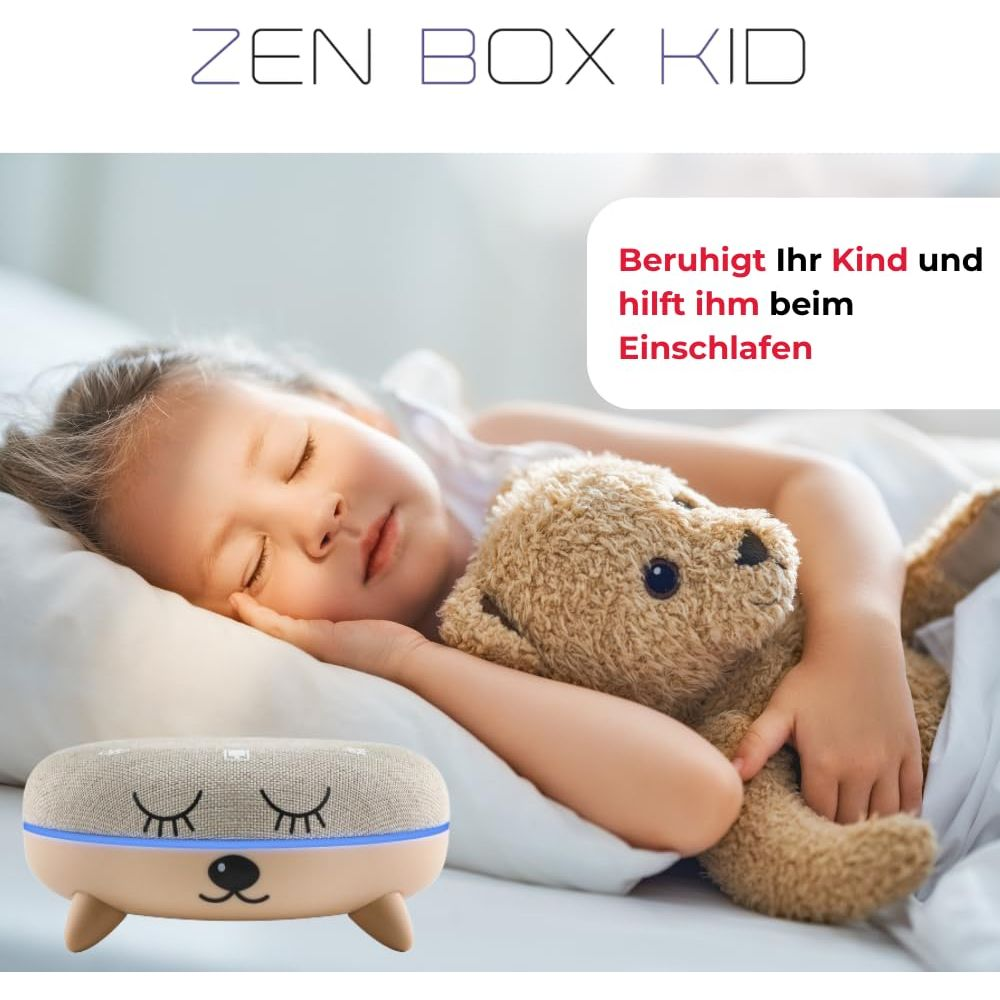 Un bambino dorme con un orsacchiotto. Un dispositivo con faccia da animale davanti.