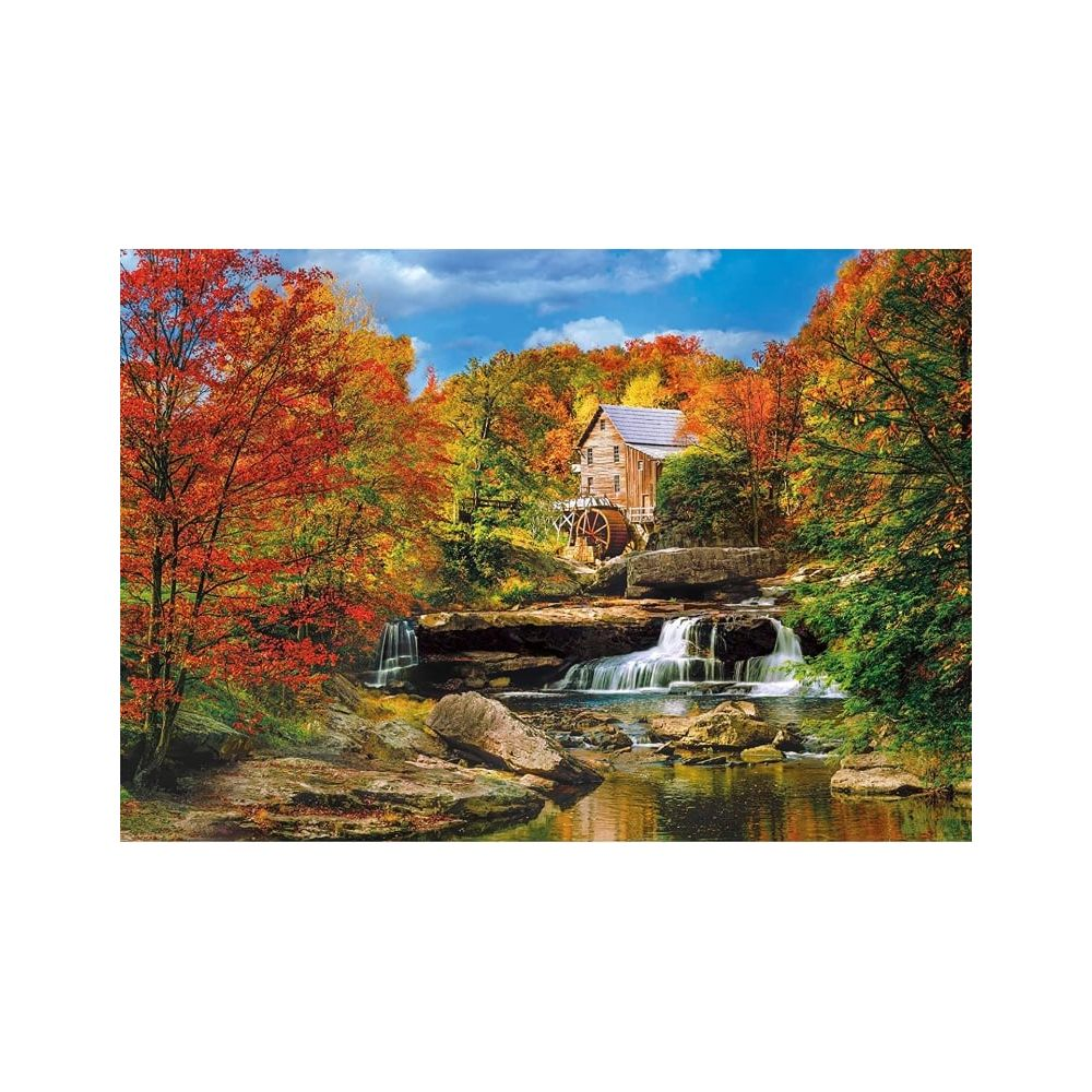 Houten molen met waterrad naast een waterval in een herfstbos.