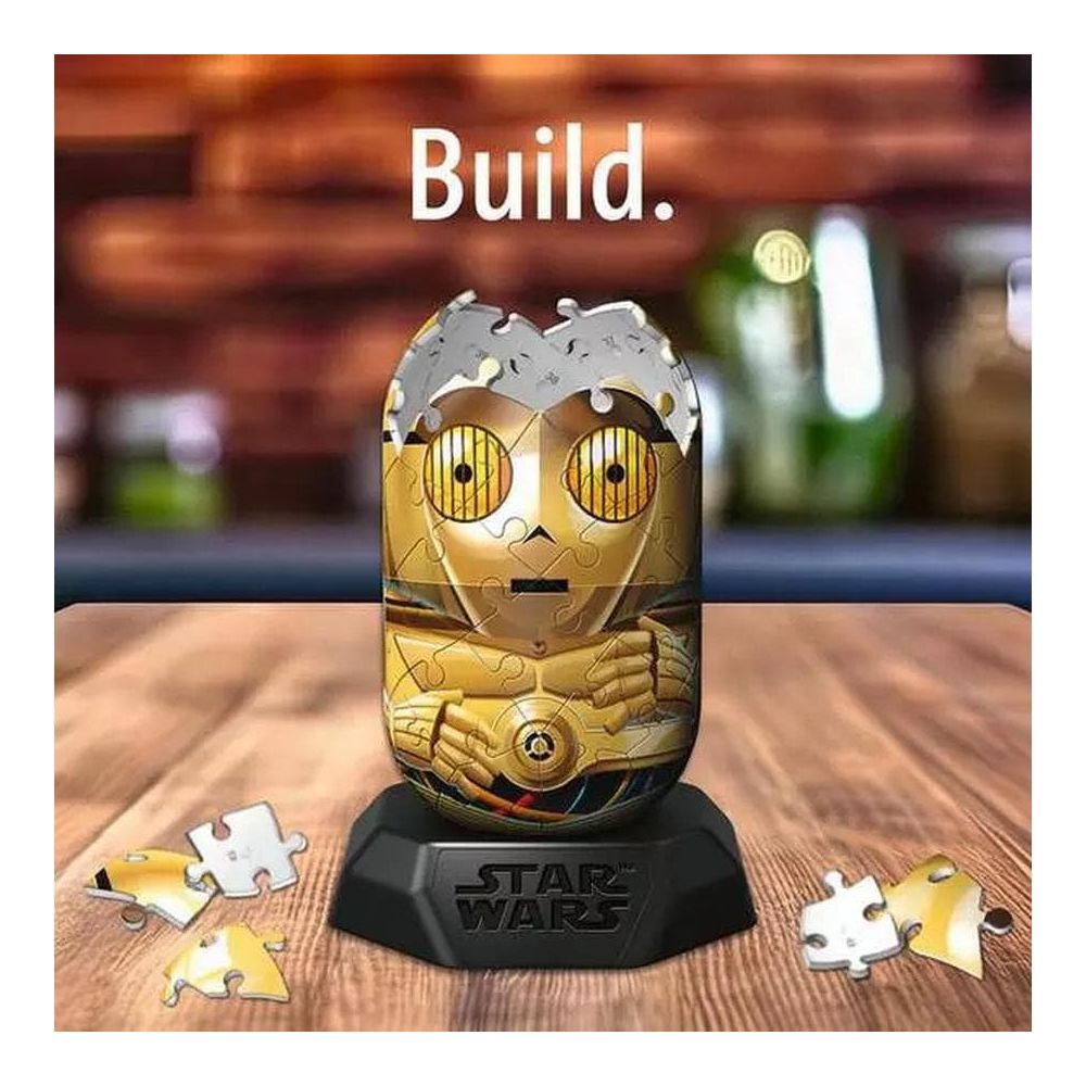 Un puzzle di C-3PO su un tavolo di legno con sfondo sfocato.