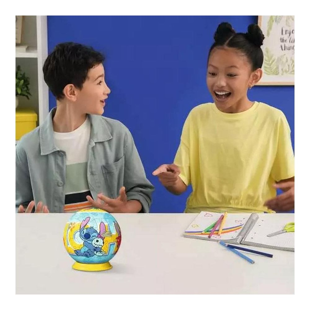 Zwei Kinder schauen auf ein Stitch-Puzzle. Ein Junge links, ein Mädchen rechts.