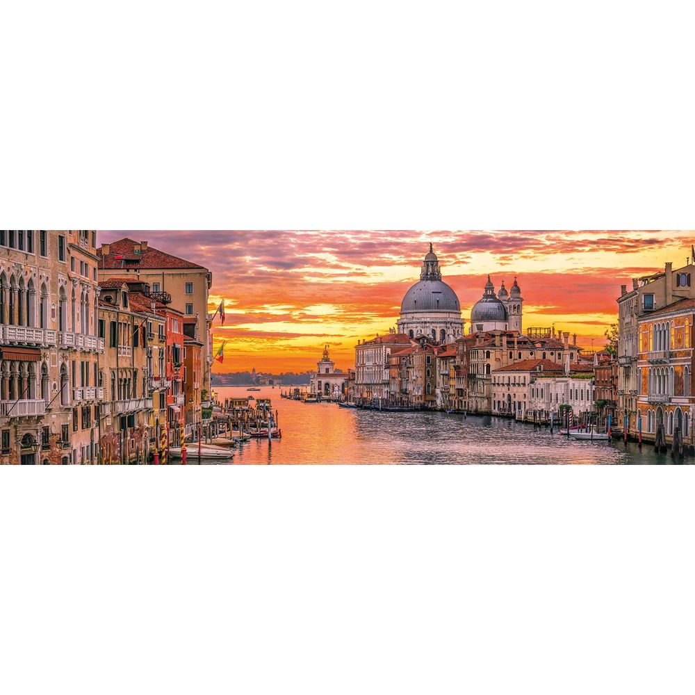 Venise au crépuscule : Scène de canal avec bateaux et bâtiments historiques sous un ciel dramatique.