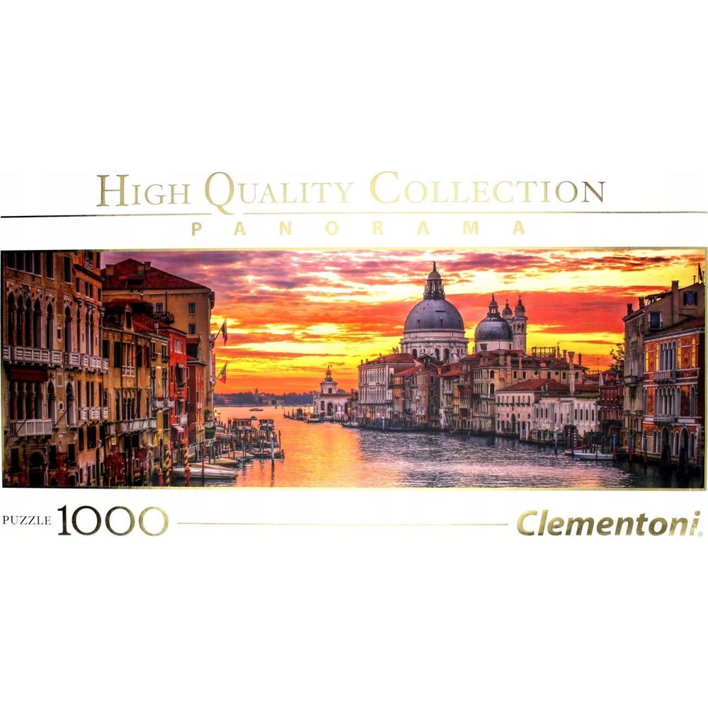 Venise avec canaux et bâtiments au coucher du soleil. Un bateau est amarré.