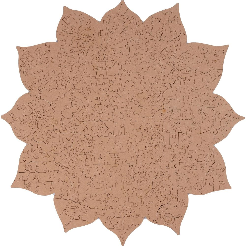 Braunes Puzzle in Blumenform mit detaillierten Schnitzereien von Tieren und Pflanzen.