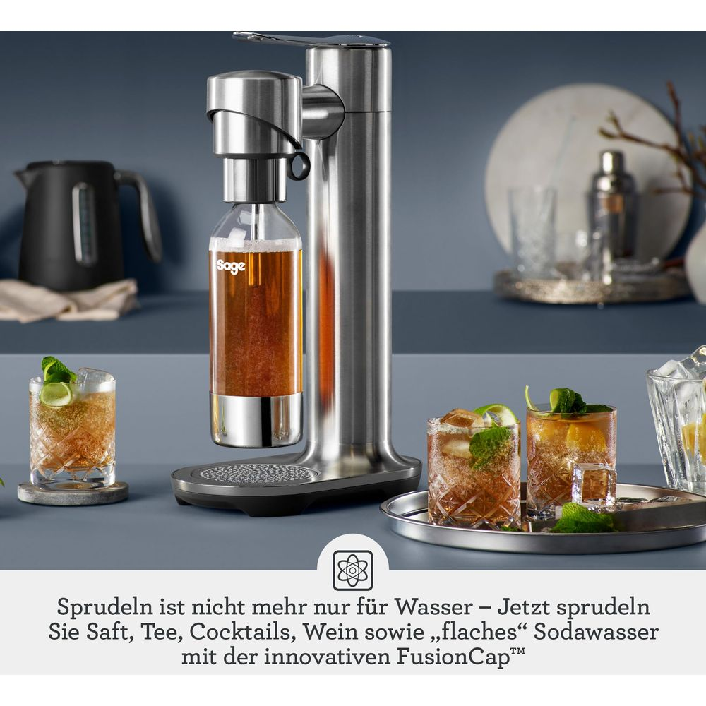 Ein Sodal Make-up Gerät mit einer Flasche, zwei Gläsern und Eis.