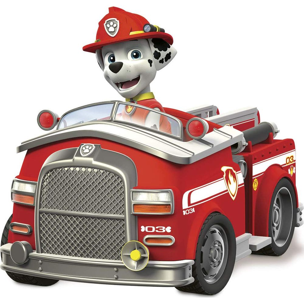 Un cucciolo dalmata con cappello da pompiere su un camion dei pompieri rosso.