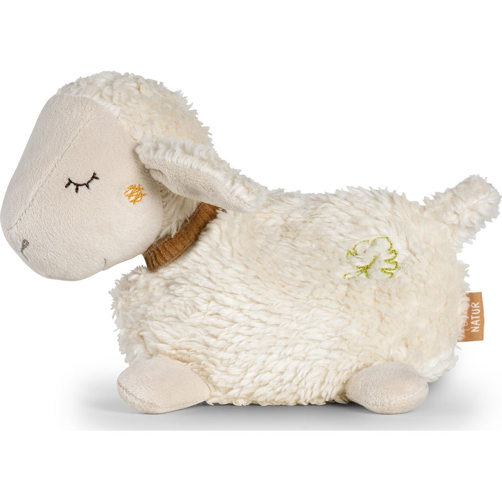 Un morbido peluche a forma di pecora color crema con occhi chiusi e collare marrone.