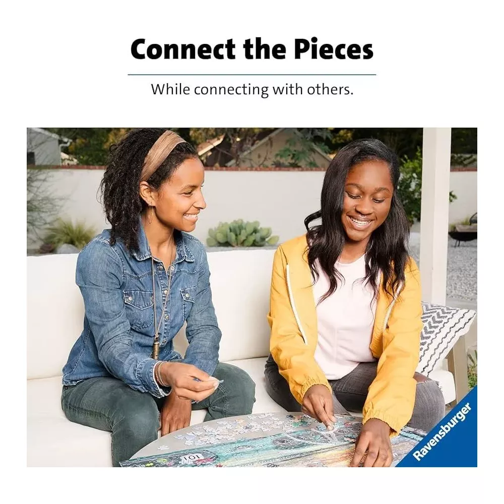 Due donne siedono su un divano, assemblando un puzzle, sorridendo e interagendo.