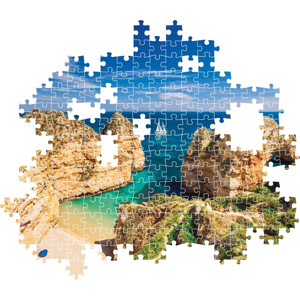 Vue incomplète d'un puzzle de paysage côtier avec falaises et mer.