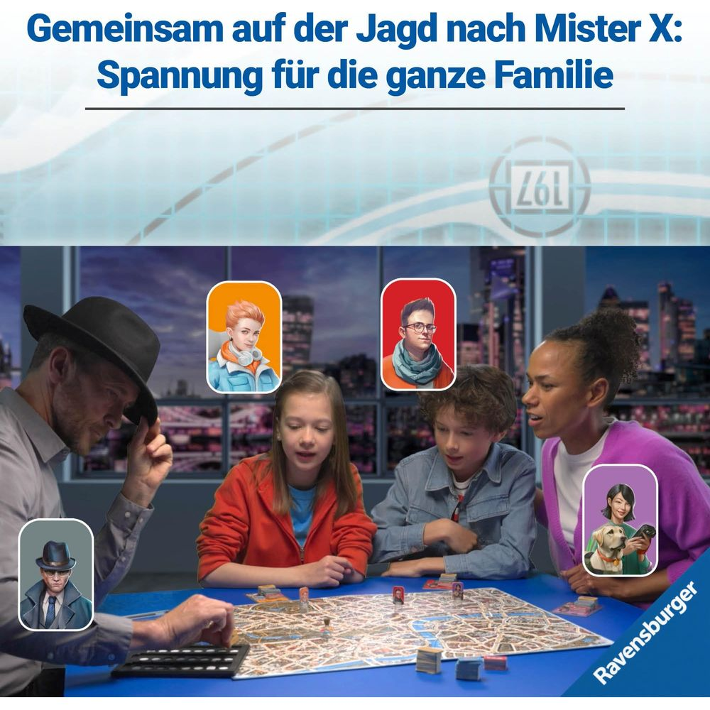 Famiglia gioca a gioco da tavolo con carte personaggio e sfondo città.