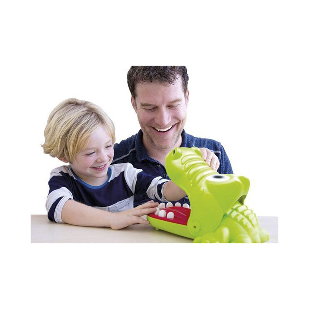 Mężczyzna i dziecko bawią się zieloną zabawką krokodyla z otwartą paszczą.