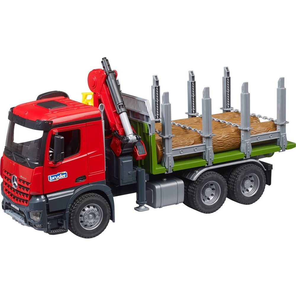 Roter Spielzeugkranwagen mit Holzstämmen auf grüner Ladefläche.