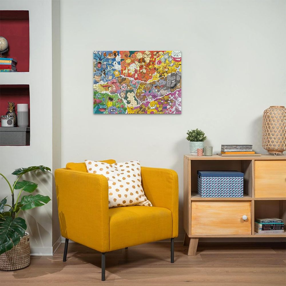 Kolorowe puzzle z Pokemonami na ścianie nad żółtym fotelem.