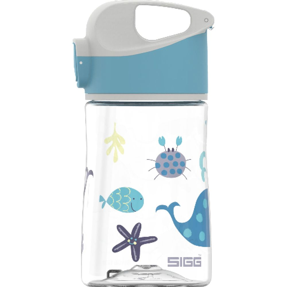Eine durchsichtige Wasserflasche mit blauem Deckel und Meeresmotiven: Fisch, Krabbe, Wal, Seestern.