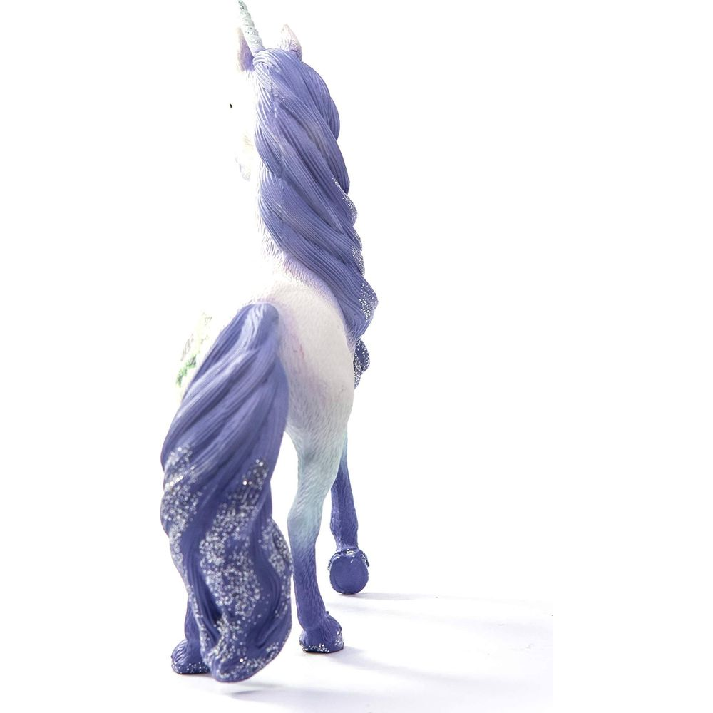 Fioletowy jednorożec z brokatem na grzywie i ogonie stoi na białym tle.