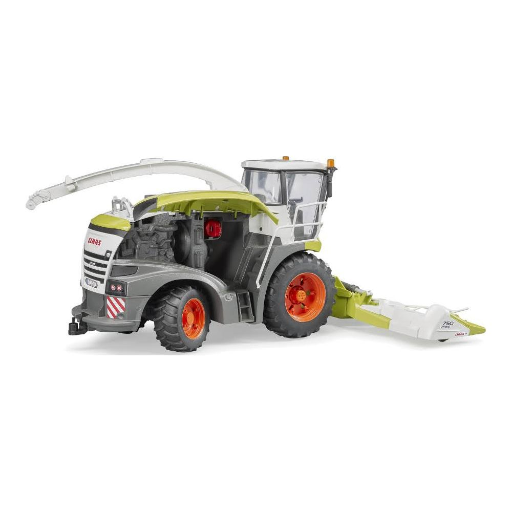 Zielona i szara kombajn Claas z czerwonymi felgami stoi na bieli.