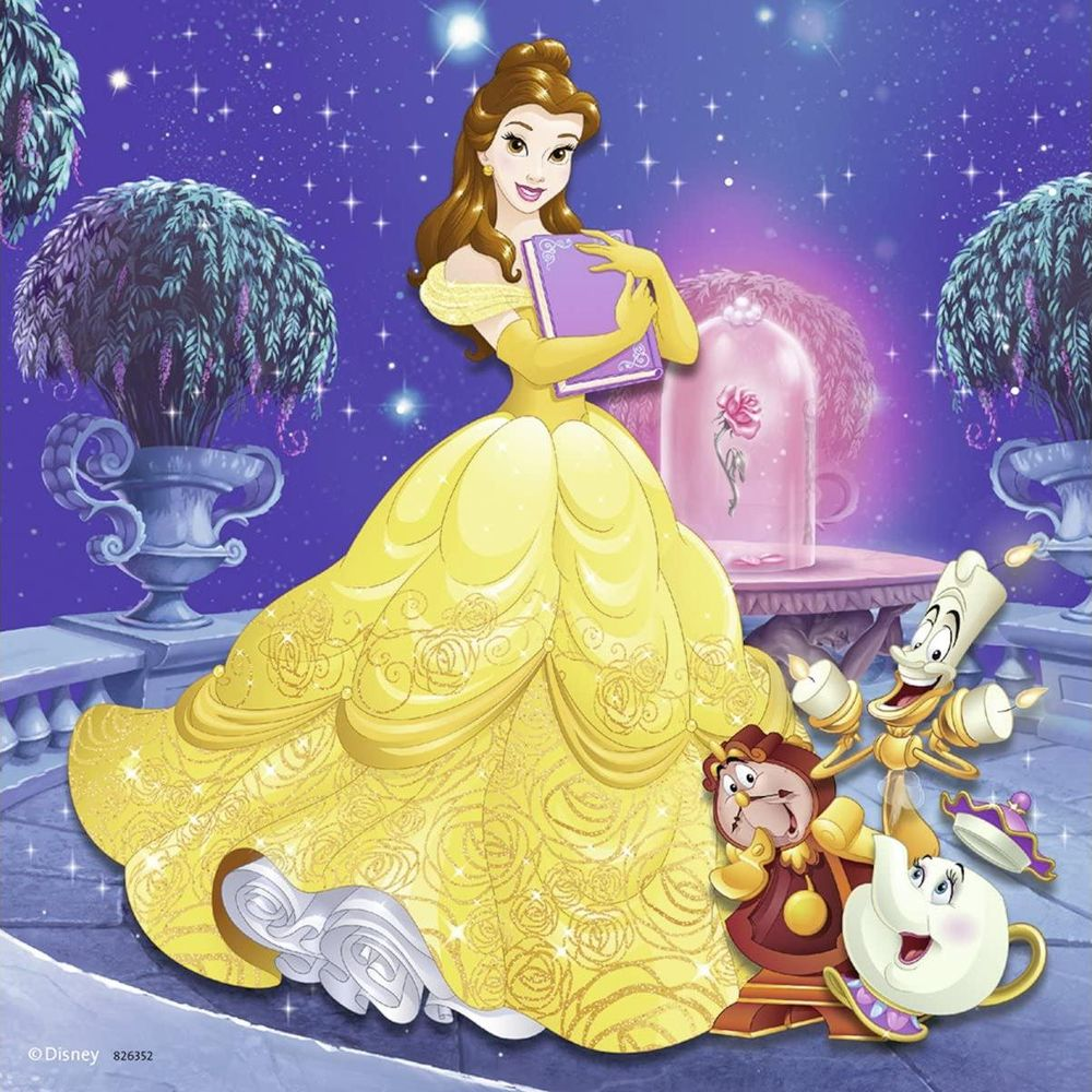 Belle w żółtej sukni z książką, Lumière, Cogsworth i Chip na tarasie nocą.