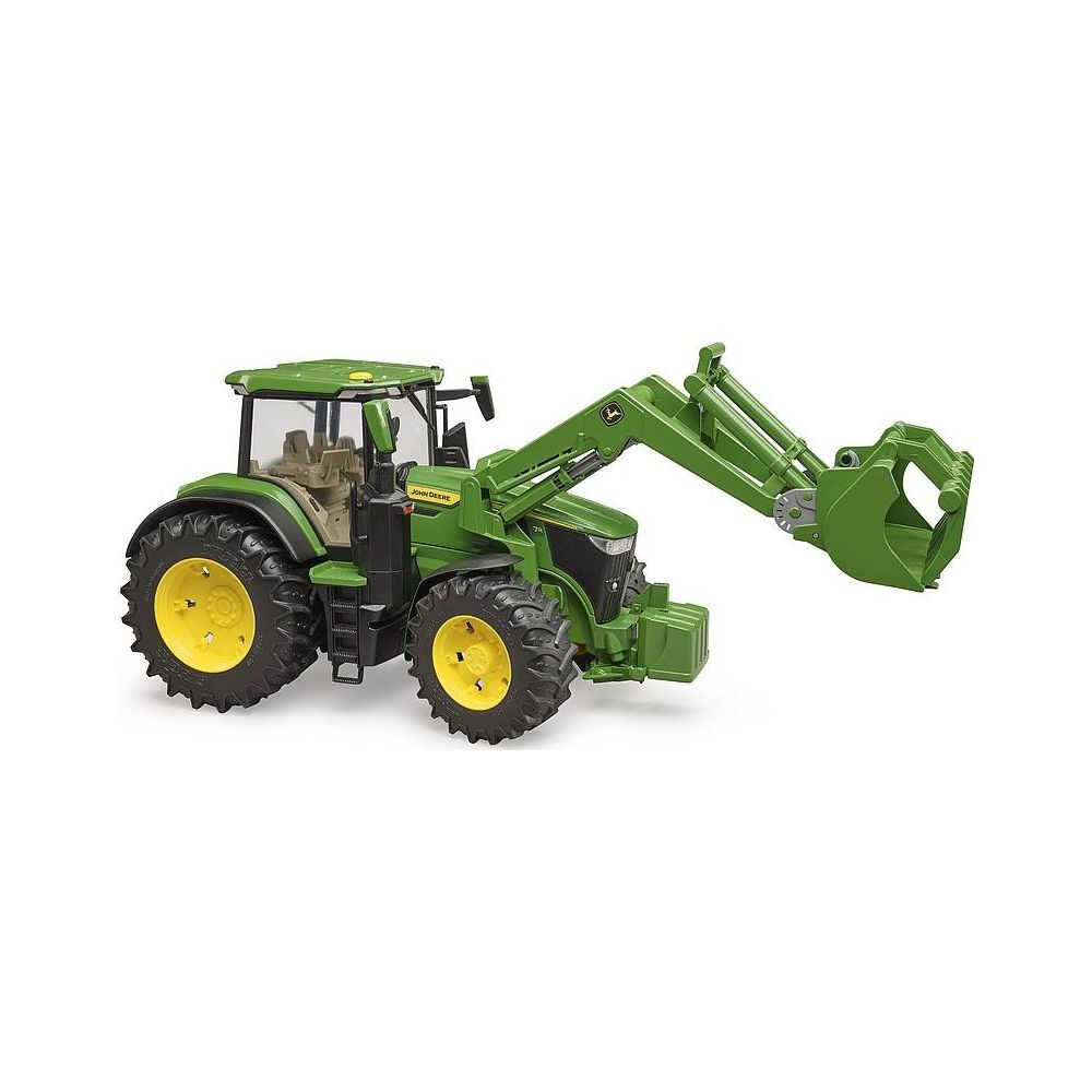 Ein grüner John Deere Traktor mit Frontlader steht auf weißem Grund.
