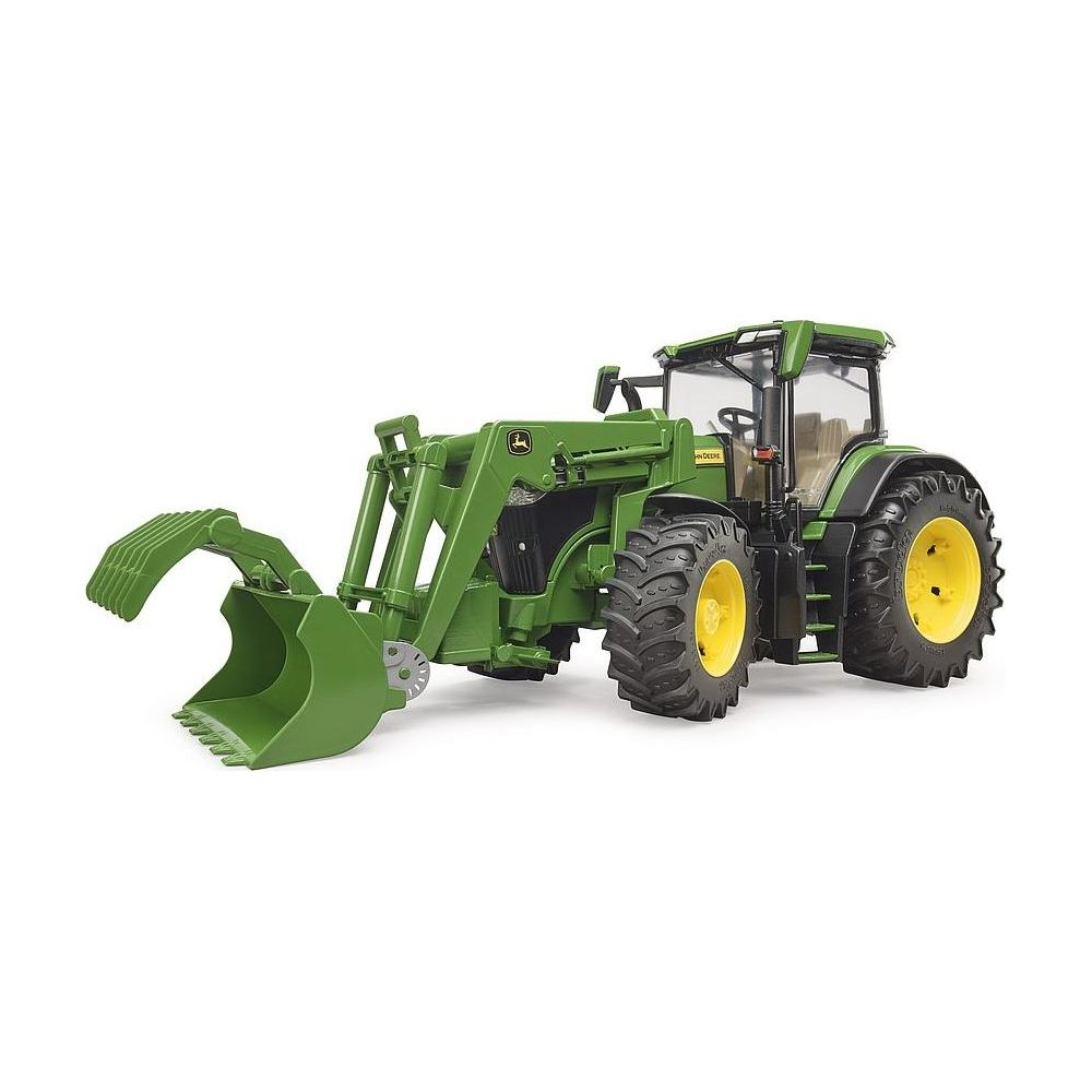 Ein grüner Spielzeugtraktor mit Frontlader und gelben Felgen steht auf weißem Hintergrund.