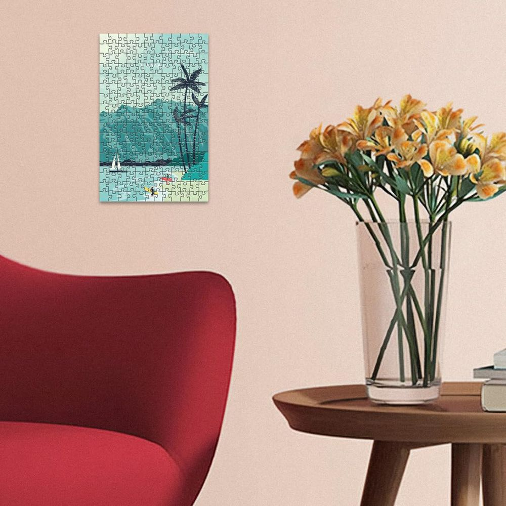 Puzzle mostra costa tropicale con palme, barca a vela e montagne.
