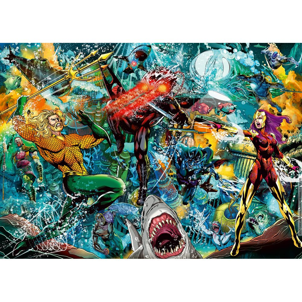 Aquaman, Mera e altri supereroi combattono sott'acqua con squali e creature marine.