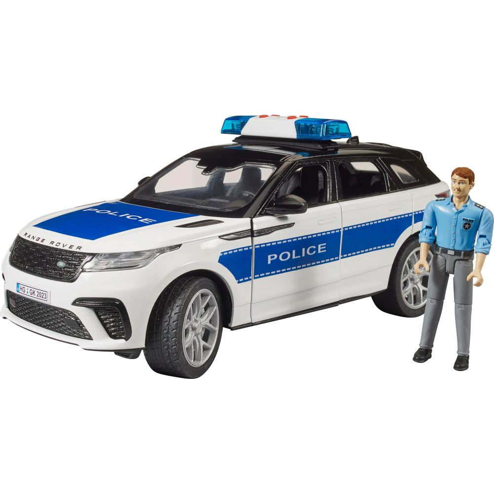 Ein weißer Polizei-Range Rover mit blauen Streifen und Blaulicht neben einem Polizisten.