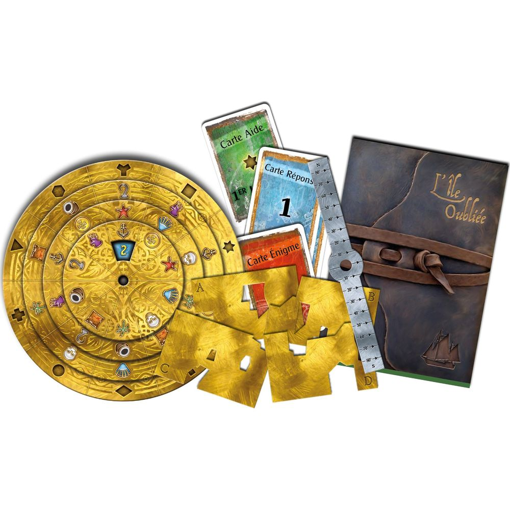 Goldene Spielbrettteile, Karten und ein Buch mit Lederbindung liegen auf dem Tisch.