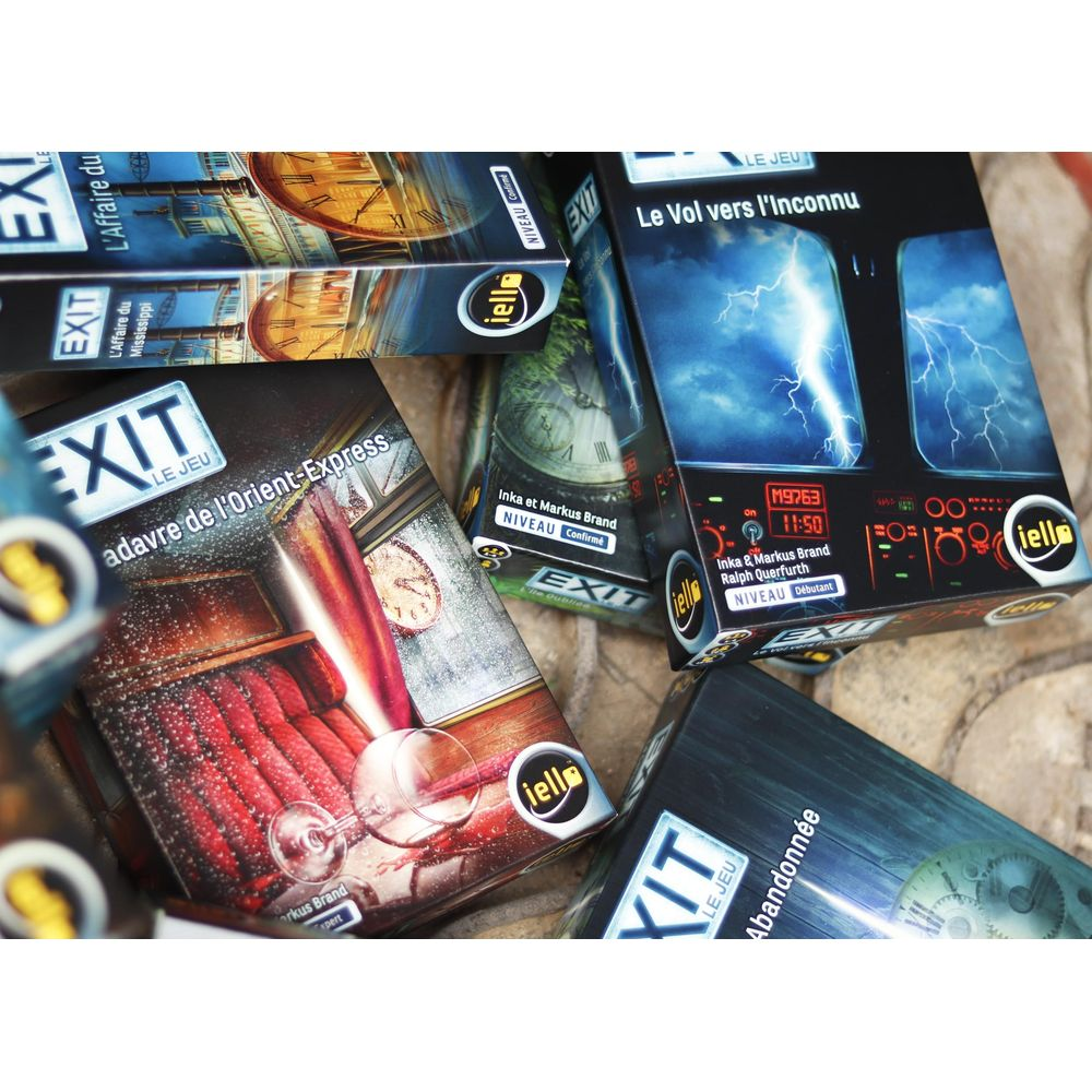 Molti giochi da tavolo EXIT sono sparsi su un tavolo, incluso 'Il Sentiero di Silva'.