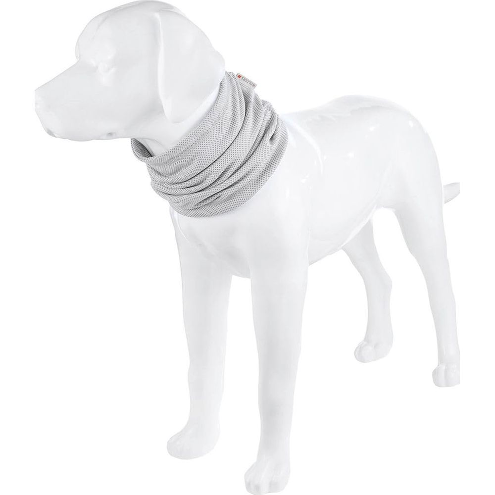 Ein weißer Hundekörper-Schaufensterpuppe trägt einen hellgrauen, gemusterten Schal.