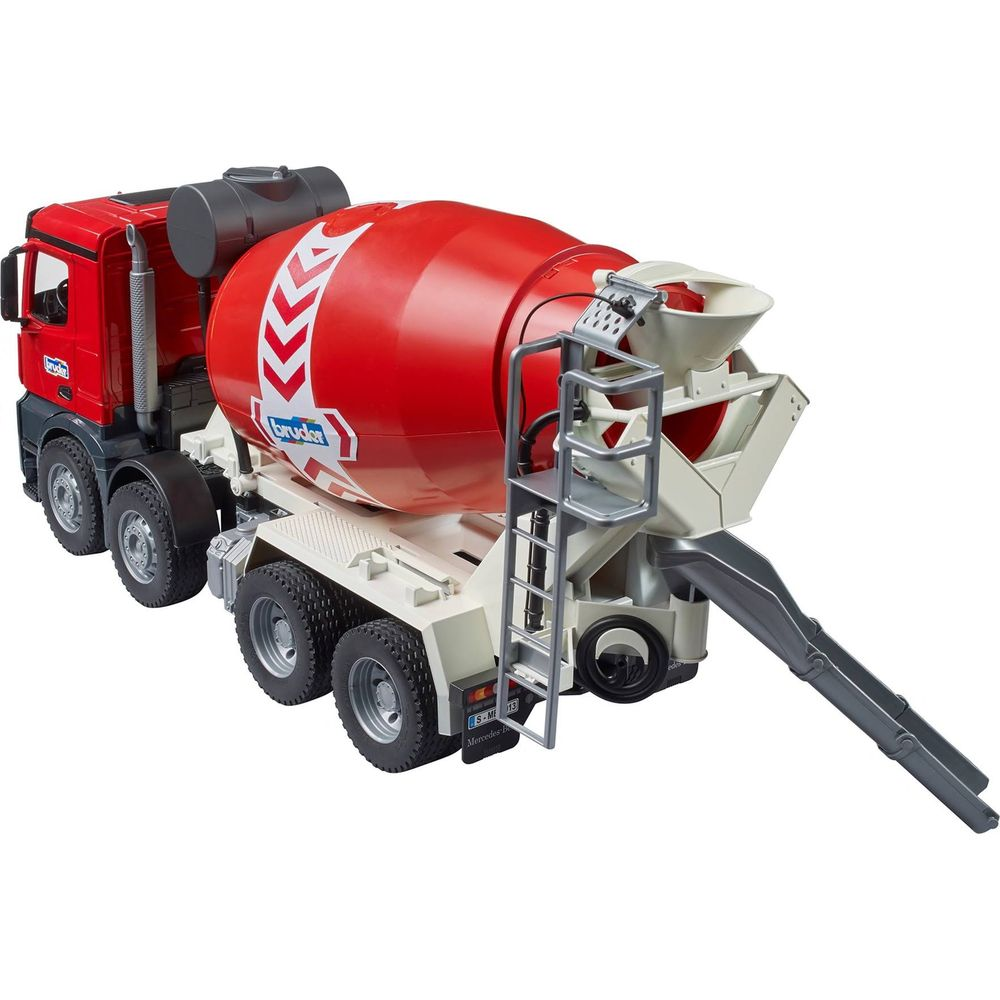 Ein rot-weißer Zementmischer-LKW mit Brud-Logo. Detailliertes Spielzeug.